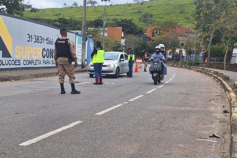 Transita e Polícia Militar realizam blitz educativa para reforçar segurança no trânsito em Itabira