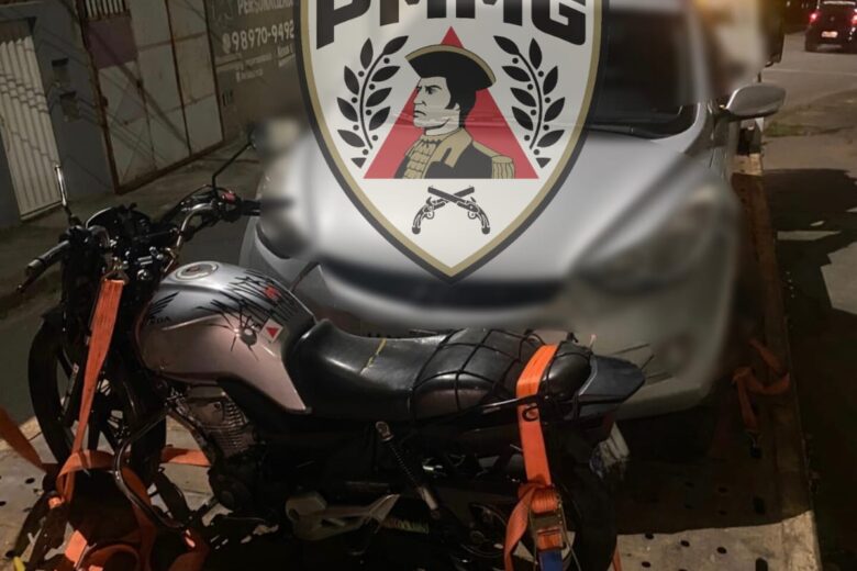 Condutor sem habilitação foge da PM, perde controle da moto e tem veículo apreendido em Itabira