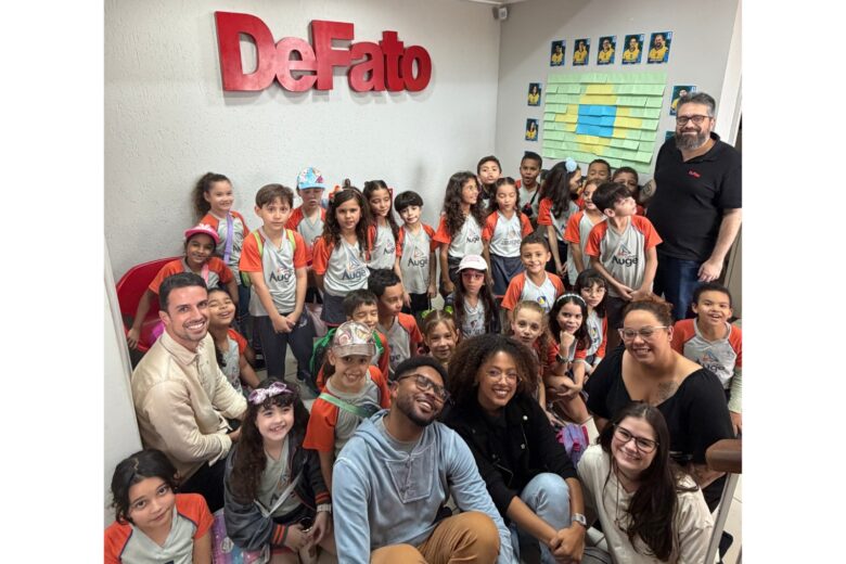 Alunos do Colégio Auge visitam redação do portal DeFato Online e conhecem bastidores do jornalismo