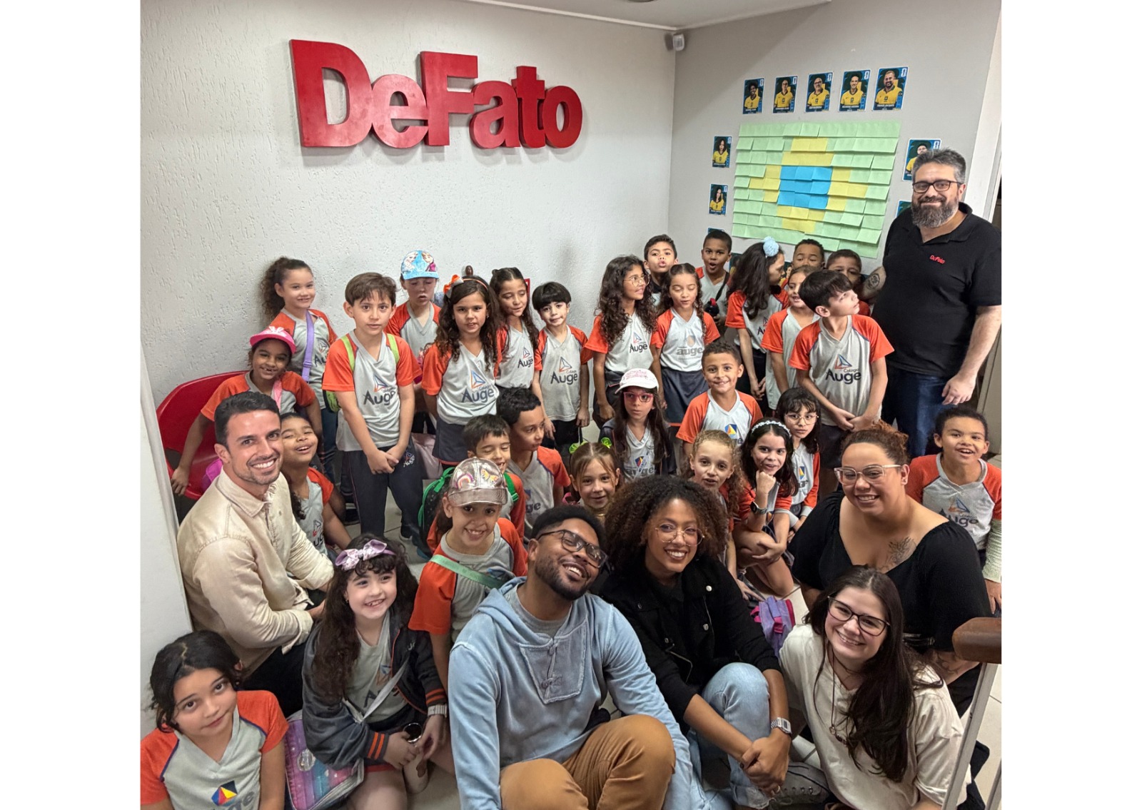 Alunos do Colégio Auge visitam redação do portal DeFato Online e conhecem bastidores do jornalismo