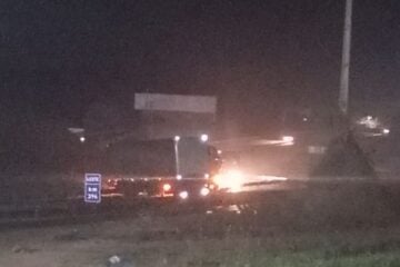 Acidente entre carreta e carro provoca interdição total da BR-381 em Bom Jesus do Amparo