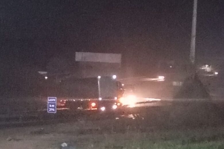 Acidente entre carreta e carro provoca interdição total da BR-381 em Bom Jesus do Amparo
