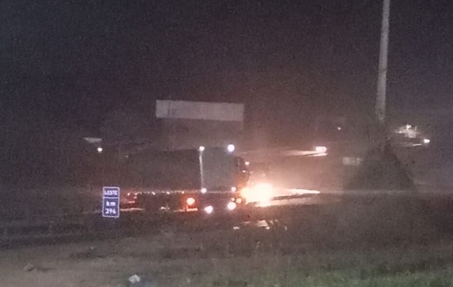 Acidente entre carreta e carro provoca interdição total da BR-381 em Bom Jesus do Amparo