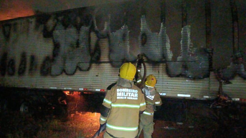 Incêndio destrói carreta-baú estacionada em lote vago em João Monlevade