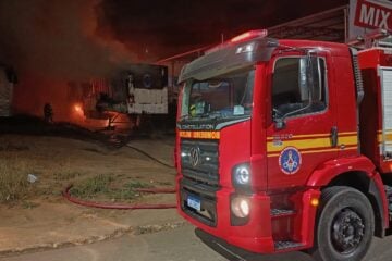 Incêndio destrói carreta-baú estacionada em lote vago em João Monlevade