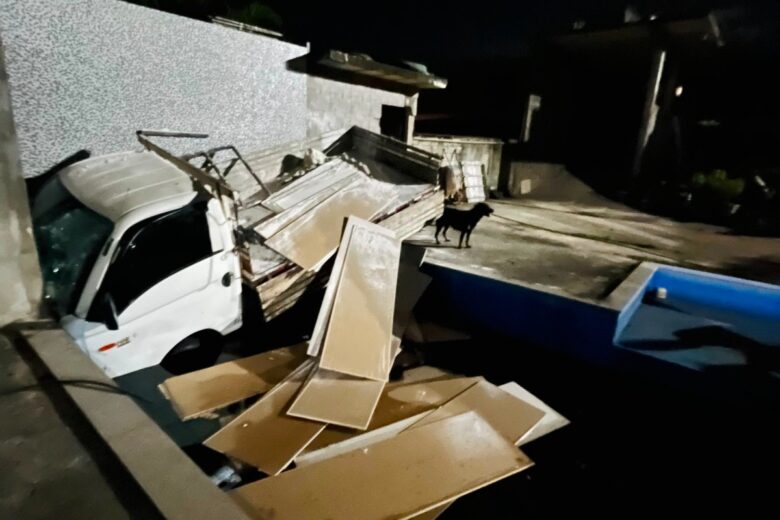 Caminhão cai dentro de piscina de sítio em Sabará