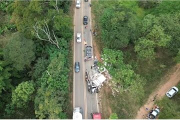 Duas pessoas morrem após caminhão de empresa itabirana tombar na MGC-120 e colidir contra Fiat Uno