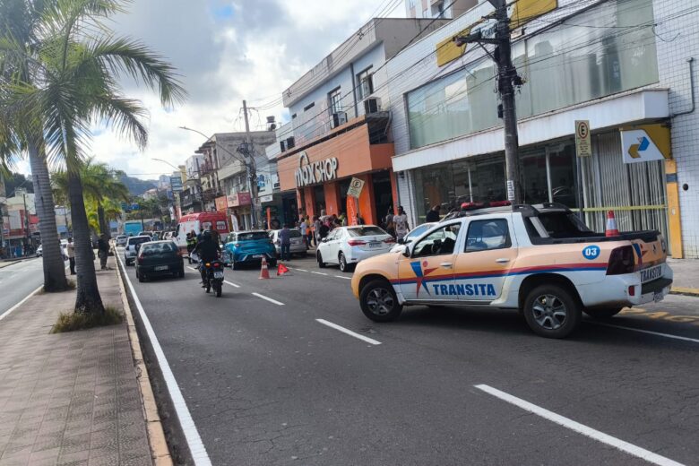 Motociclista fica ferido após acidente envolvendo dois carros na avenida João Pinheiro