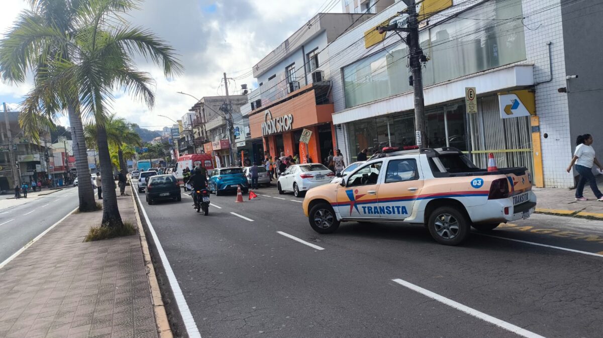 Motociclista fica ferido após acidente envolvendo dois carros na avenida João Pinheiro