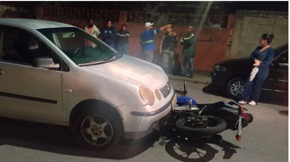 Motorista alcoolizado colide carro contra moto no bairro Juca Rosa, em Itabira