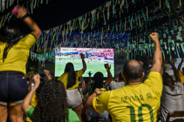 Transmissão da Seleção Brasileira reúne torcedores no projeto “Nossa Rua é Hexa” no bairro Pedreira