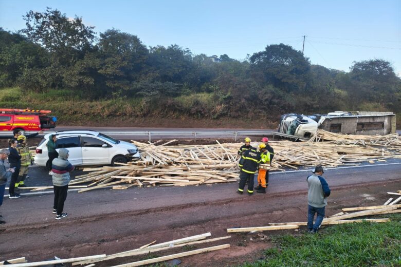 Grave acidente na Fernão Dias deixa um morto e mobiliza equipes de resgate em Itatiaiuçu