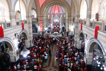 Movimento ultraconservador desafia o papa e cresce no Brasil com missa em latim e padre de costas