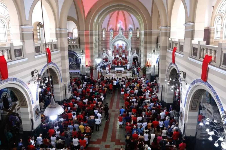 Movimento ultraconservador desafia o papa e cresce no Brasil com missa em latim e padre de costas