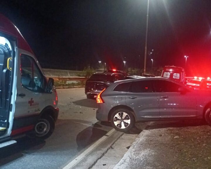 Ônibus perde controle e atinge seis veículos na MG-030