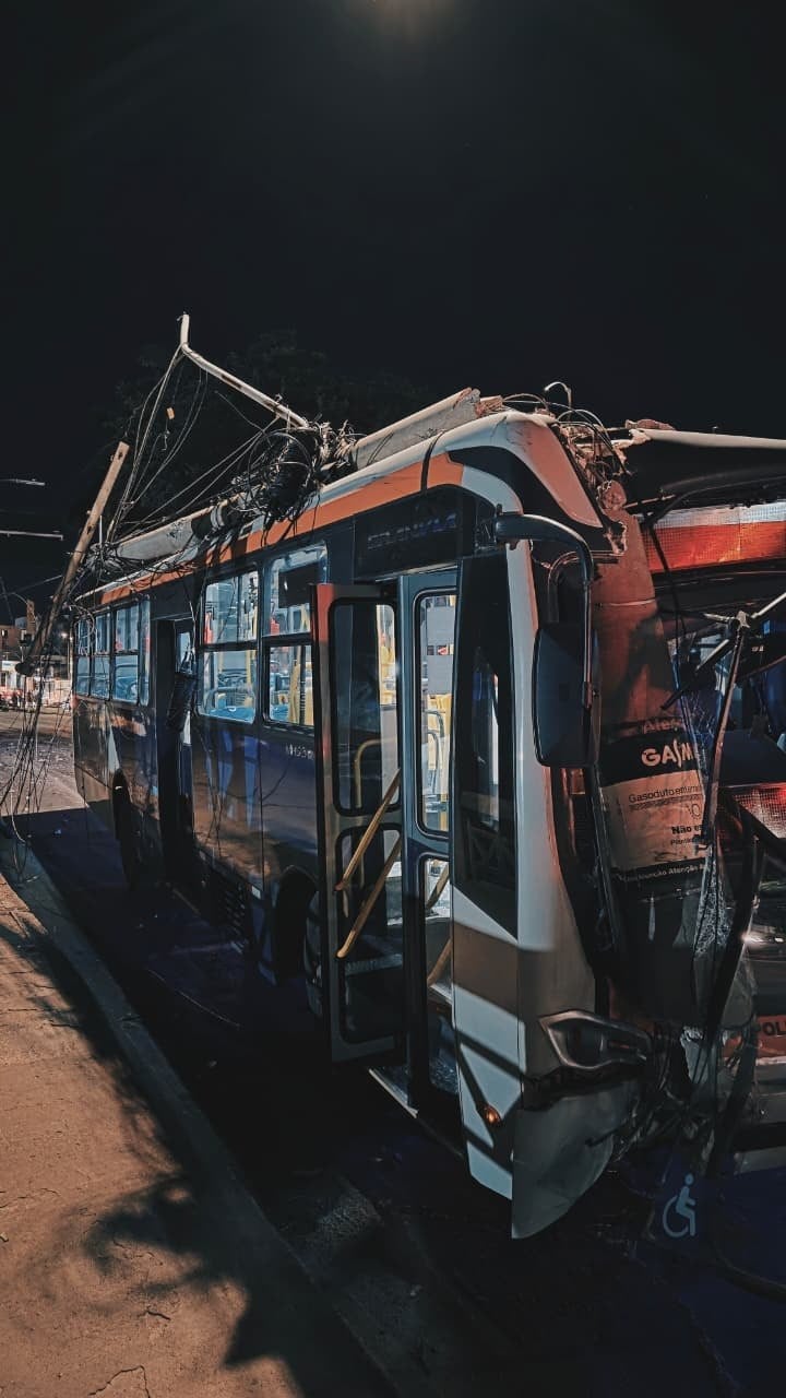 Ônibus desgovernado atinge carros e derruba poste na Avenida Amazonas em BH