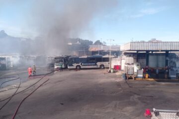 Incêndio destrói 27 ônibus em garagem e PBH avalia remanejamento da frota