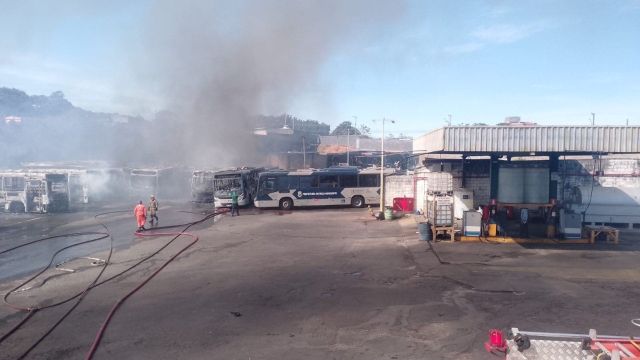 Incêndio destrói 27 ônibus em garagem e PBH avalia remanejamento da frota