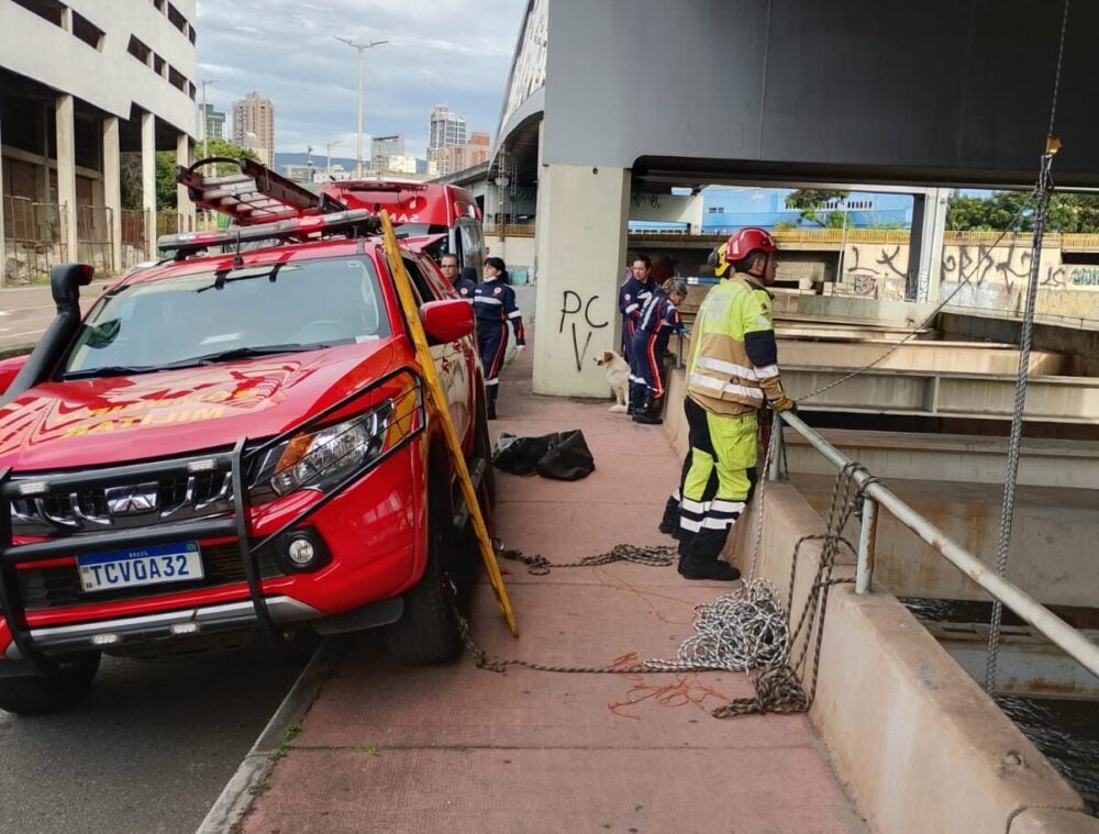Homem cai de viaduto sobre o Ribeirão Arrudas em Belo Horizonte