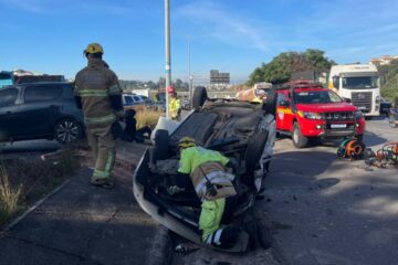 Carro de aplicativo capota após batida na MG-010 em BH