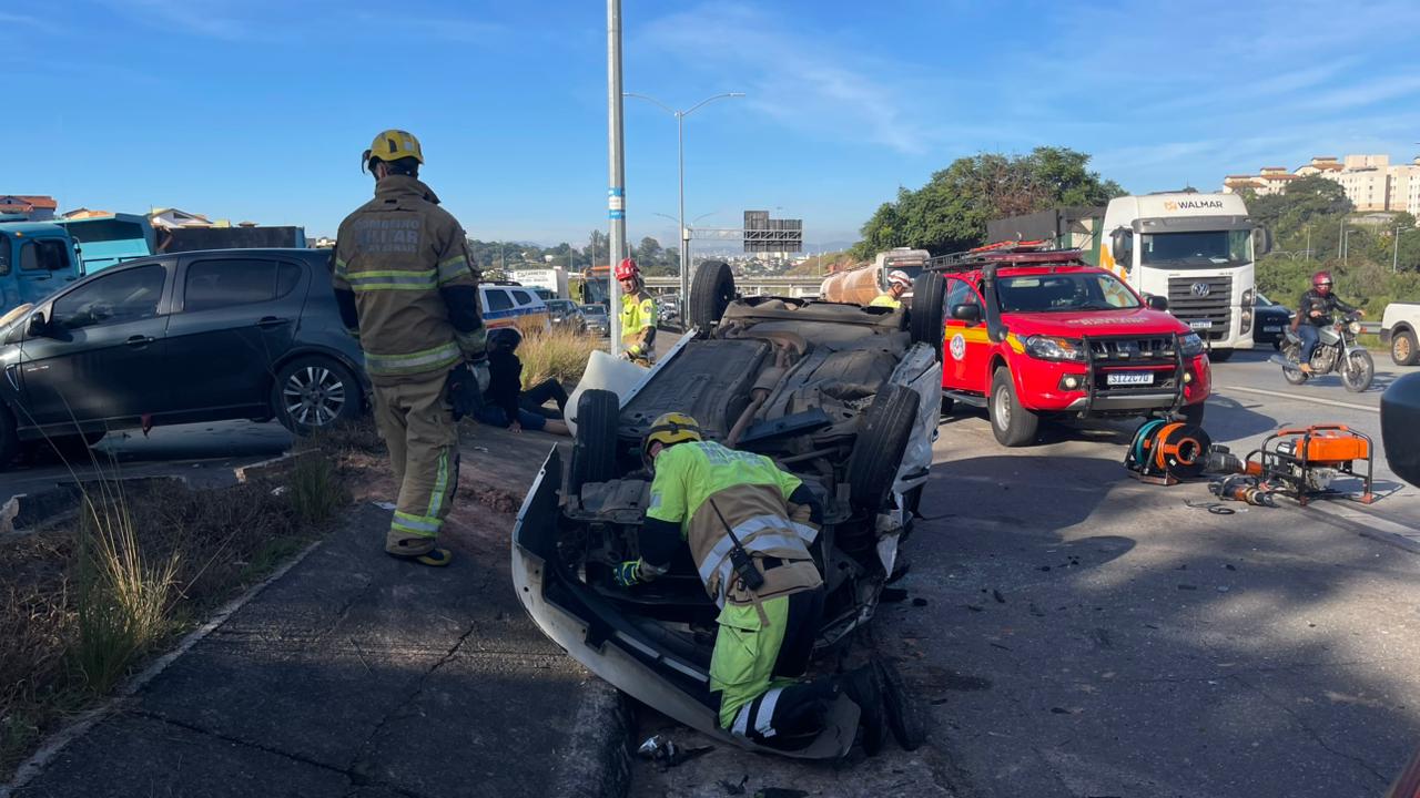 Carro de aplicativo capota após batida na MG-010 em BH