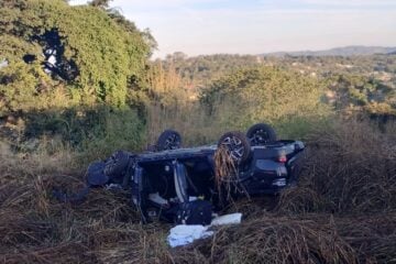 Duas pessoas ficam feridas após carro capotar na BR-040 em Sete Lagoas