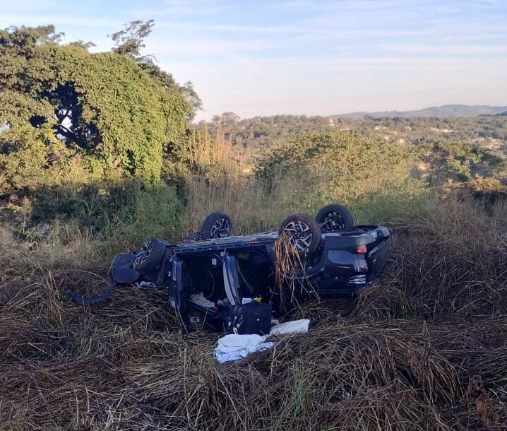 Duas pessoas ficam feridas após carro capotar na BR-040 em Sete Lagoas