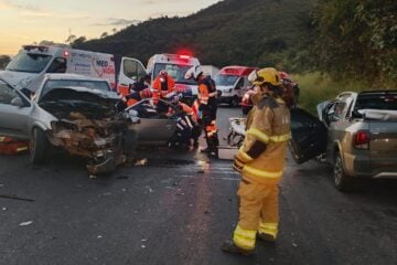 Colisão entre carros deixa três feridos, dois deles em estado grave, na BR-381 em Caeté
