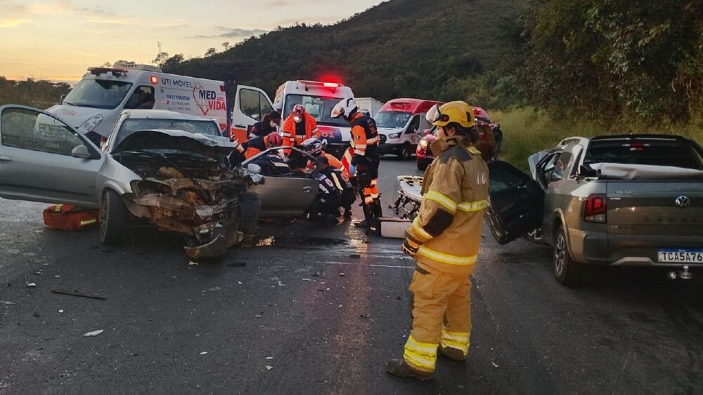 Colisão entre carros deixa três feridos, dois deles em estado grave, na BR-381 em Caeté