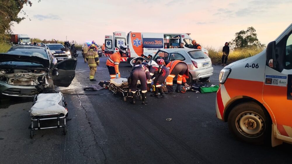 Colisão entre carros deixa três feridos, dois deles em estado grave, na BR-381 em Caeté