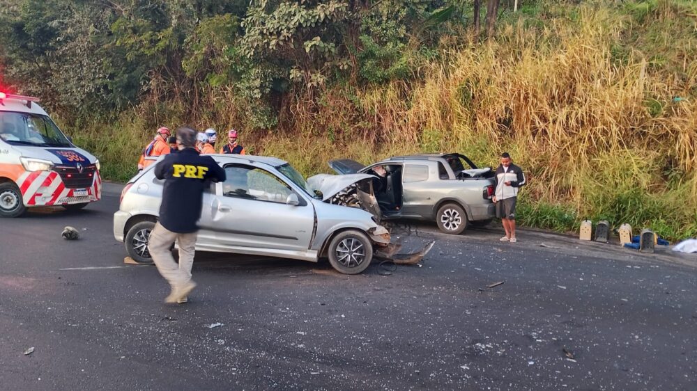 Colisão entre carros deixa três feridos, dois deles em estado grave, na BR-381 em Caeté