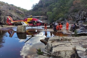 Mulher perde movimento das pernas após queda em cachoeira e é resgatada de helicóptero em Minas Gerais