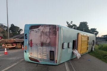 Ônibus tomba na BR-040 e deixa 21 feridos em Ribeirão das Neves