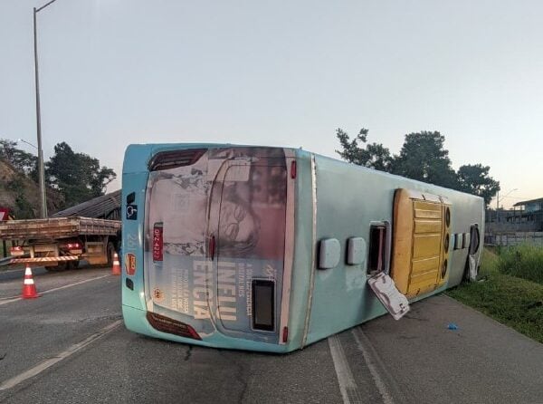 Ônibus tomba na BR-040 e deixa 21 feridos em Ribeirão das Neves