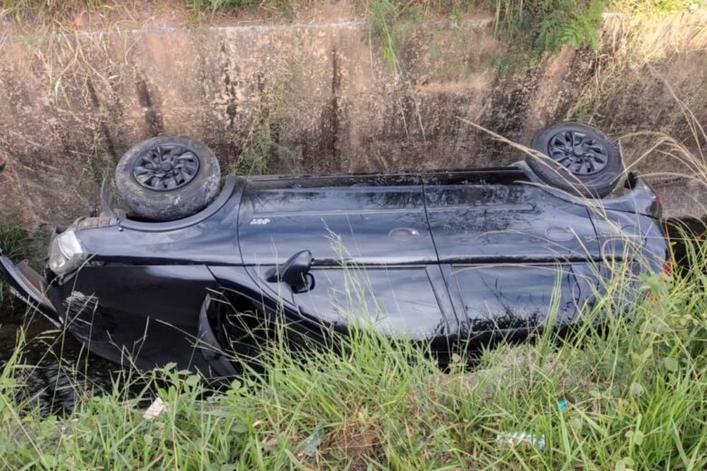Carro capota e cai em córrego em Ribeirão das Neves