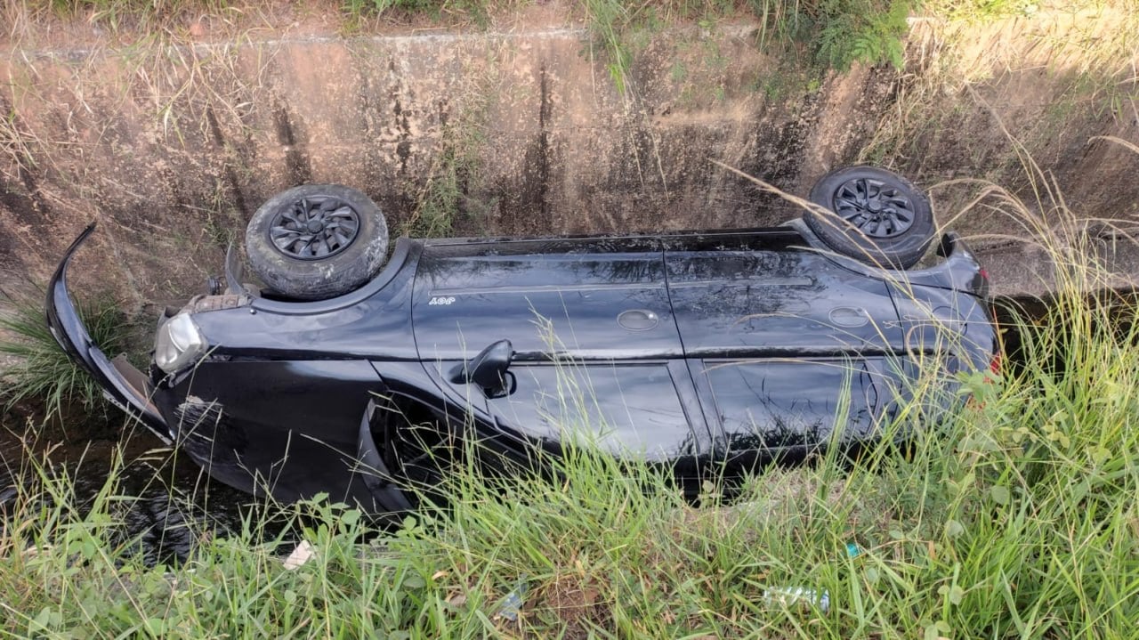 Carro capota e cai em córrego em Ribeirão das Neves