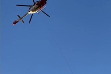 Mulher é resgatada de helicóptero após sofrer queda durante trilha em cachoeira de Macacos, em Nova Lima