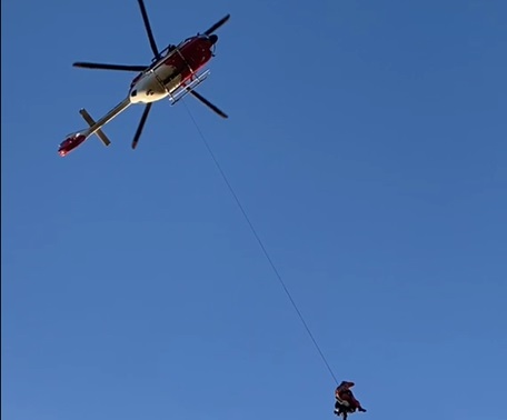 Mulher é resgatada de helicóptero após sofrer queda durante trilha em cachoeira de Macacos, em Nova Lima