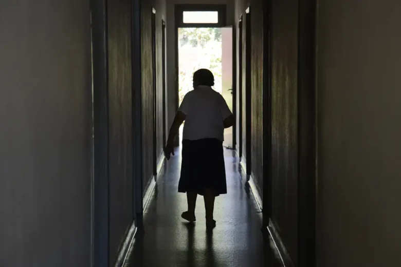 Duas em cada três pessoas com Alzheimer são mulheres; sintomas podem começar aos 45 anos