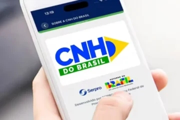 Motorista é multado por estacionar em frente à sua própria garagem