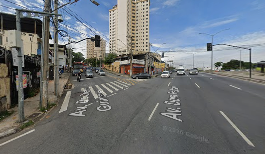 Mulher cai de moto por aplicativo e morre atropelada por ônibus em BH