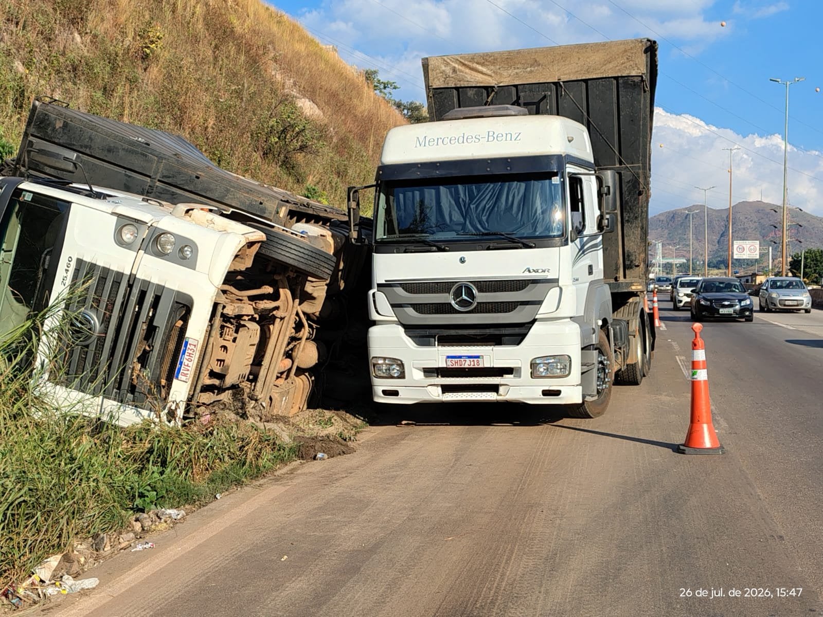 Carreta com carvão tombada mantém faixa do Anel Rodoviário bloqueada pelo terceiro dia