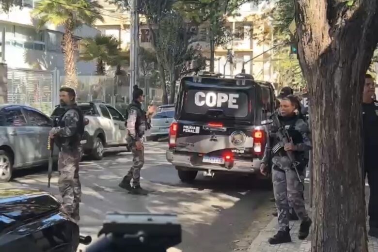 Diarista participa de reconstituição da morte de casal em BH