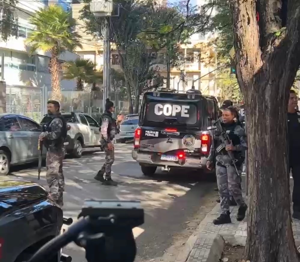 Diarista participa de reconstituição da morte de casal em BH