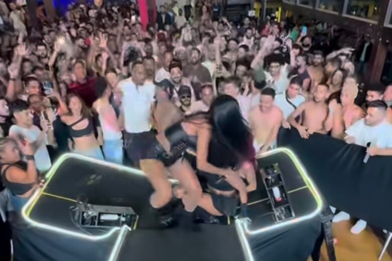 Palco cede durante show da cantora Pocah em Contagem