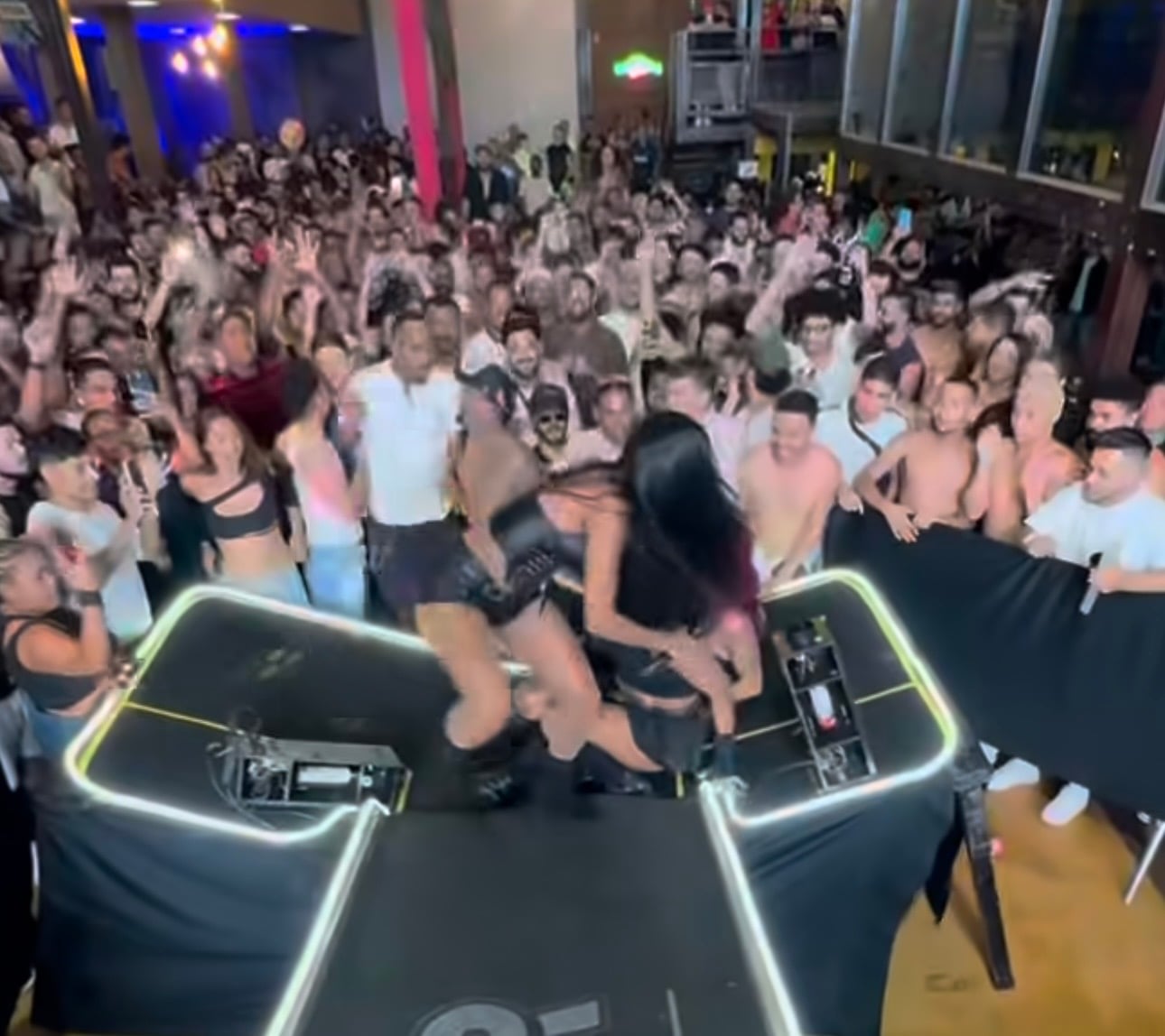 Palco cede durante show da cantora Pocah em Contagem