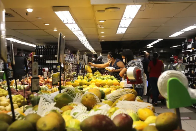 Supermercados brasileiros testam autoatendimento e podem abandonar operadores de caixa
