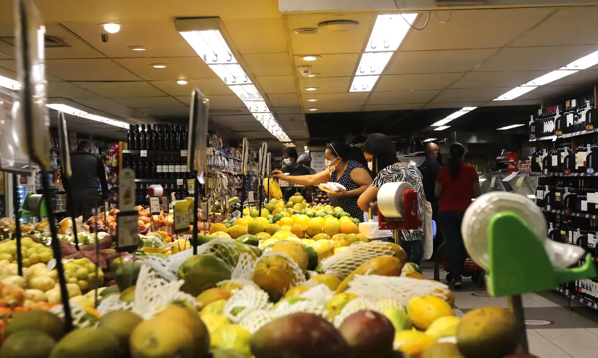 Supermercados brasileiros testam autoatendimento e podem abandonar operadores de caixa