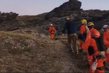 Mulher é resgatada de helicóptero após sofrer acidente em trilha no Pico do Itacolomi