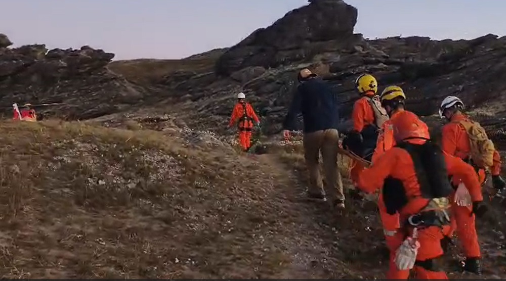 Mulher é resgatada de helicóptero após sofrer acidente em trilha no Pico do Itacolomi